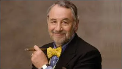 Philippe Noiret (1930-2006) est un acteur. Durant sa carrière artistique, il reçut deux fois le César du meilleur acteur : en 1976 pour ''Le Vieux Fusil'' et en 1990 pour son rôle dans