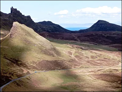 Au fil de l'histoire, quels peuples se sont succédé pour dominer l'île de Skye ?