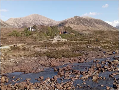 À quel archipel l'île de Skye appartient-elle ?