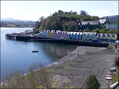 Quel est ce gros village d'environ 3000 habitants, au nord-est de l'île, considéré comme la capitale de Skye et connu pour ses maisons colorées qui bordent son agréable petit port de pêche ?