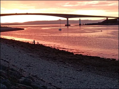 Pour les plus spectaculaires couchers de Soleil de Skye, rendez-vous au sud-est de l'île, dans ce petit village relié au continent par le Skye Bridge, seul accès routier à l'île. Où sommes-nous ?