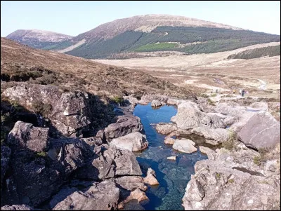 Autre site emblématique de Skye, quel nom porte cet ensemble de cascades et de bassins le long de la rivière Brittle avec, en toile de fond, les superbes montagnes de la chaîne de Cuillin, au centre de l'île ?