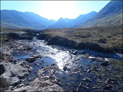 Les monts Cuillin évoqués ci-dessus forment la plus longue et la plus haute chaîne montagneuse de Skye. Elle compte 12 sommets de plus de 3000 pieds, soit 914,4 mètres. En Écosse, quel nom spécifique donne-t-on à un sommet de plus de 3000 pieds ?