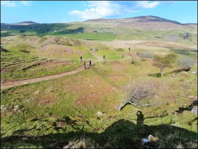 Autre site naturel remarquable de l'île, voici le Fairy Glen, paysage verdoyant de la péninsule de Trotternish au nord-est de Skye, dans les monts Quiraing. En Écosse, qu'est-ce qu'un glen ?