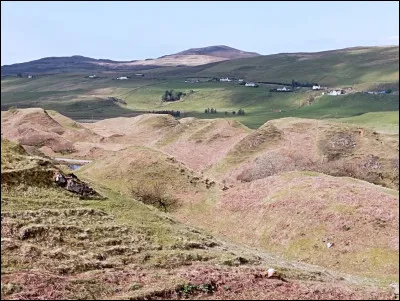 Tous ces splendides paysages remplis de moutons qui paissent paisiblement cachent toutefois une réalité historique nettement moins pacifique. Au dix-huitième siècle, Skye fut le point de départ d'une tragédie qui allait s'étendre à toutes les Highlands : les Clearances. De quoi s'agit-il ?