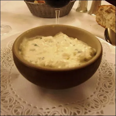 Quelle plante de la famille des amaryllidacées est utilisée en cuisine, entre autre dans la cervelle de canut, mais également en jardinage pour repousser les pucerons ?