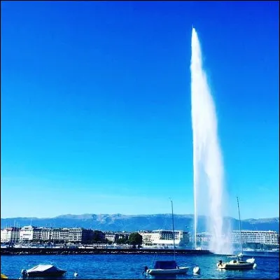 Quel véhicule marin, qui peut être à bras ou à selle, est propulsé par hydrojet ?