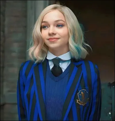 Dans la série "Mercredi", comment s'appelle la colocataire et amie de cette dernière ?