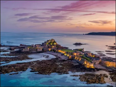 Quelle île de la Manche a Saint-Hélier pour capitale ?
