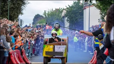 Quelle est généralement la base technique d'une caisse à savon solide ?