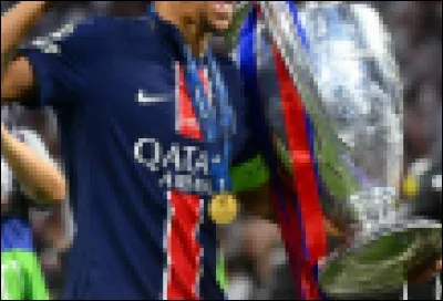 Avec qui Neymar a-t-il joué en équipe nationale ?