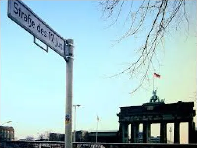 La "Straße des 17. Juni" (rue du 17 juin) est une large avenue de Berlin : de quelle année s'agit-il ?