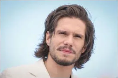 Qui est cet acteur qui joue le rôle de d'Artagnan dans le film ''Les Trois Mousquetaires : D'Artagnan'' ?