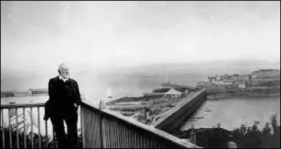 Quels sont les célèbres romans de Victor Hugo qui ont été publiés durant son exil à Guernesey ?