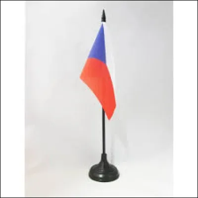 Le drapeau tchèque se compose de trois couleurs : blanche, bleue et rouge. Quelle est la forme géométrique du morceau bleu ?