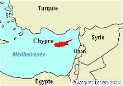 Qu'y a-t-il de dessiné sur le drapeau de Chypre ?