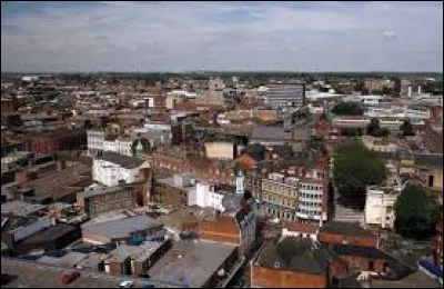 Quelle est cette ville de 170 000 habitants, située dans l'aire métropolitaine de Birmingham ?