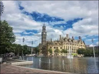 Quelle est cette ville de 300 000 habitants, située dans le Yorkshire, ancienne capitale mondiale de la laine ?