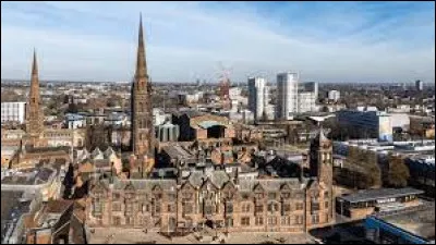 Quelle est cette ville de 310 000 habitants, située dans les Midlands, dont l'économie a été liée à l'industrie automobile ?