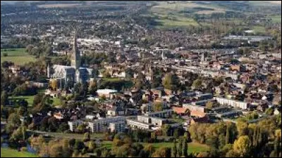 Quelle est cette ville de 41 000 habitants, située dans le sud de l'Angleterre, connue pour sa cathédrale gothique peinte par Constable ?