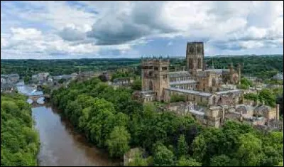 Quelle est cette ville de 48 000 habitants du nord-est de l'Angleterre, traversée par la Wear, connue pour sa cathédrale et son château ?