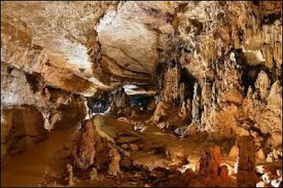 Je vous propose de commencer notre première balade de la semaine sous terre, dans les grottes d'Arcy-sur-Cure. Village de Bourgogne-Franche-Comté, dans l'arrondissement d'Avallon, il se situe dans le département ...