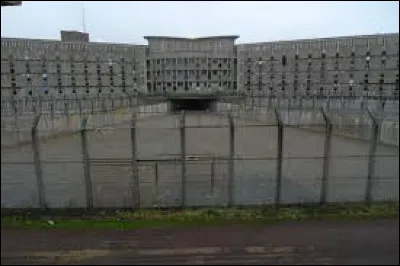 Quel personnage commet une nouvelle intrusion dans le lieu où est détenu Zoro ?