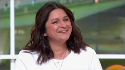 Quand dans le ciel l'étoile luit / Que le jour nous fait ses adieux / Et que la belle lune ... / S'échappe et court dans les prés. Il s'agit de la chanson : "O ma Dordogne" (24). Comment est la lune ?