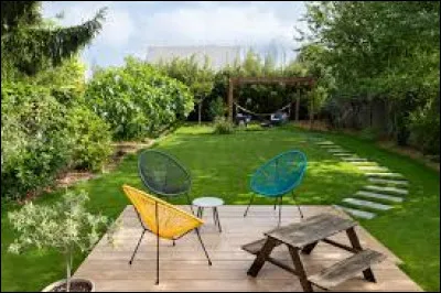 C'est "l'Aveyron"(12) qui nous mène, mène, mène, non, ça c'est une autre chanson. Dans celle-ci, Il est un coin où son cur se rappelle beau comme une aquarelle, comment est-elle ?