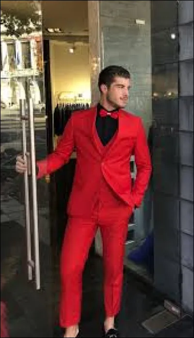 Y avait un garçon /Tout jeune et déjà costaud / Qui venant de la Martinique (972) / Entra comme chasseur / Chez une marchande de fleurs / Qu'avait une jolie boutique. / Il eut comme vêtement... Quel était ce vêtement ?