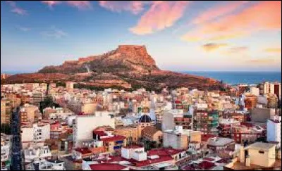 La ville d'Alicante se trouve en Espagne.