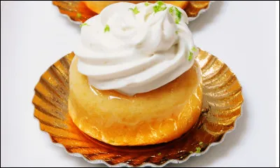Quel est le nom du gâteau imbibé d'un sirop au rhum ?