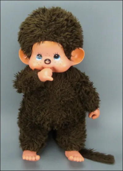 Quel est le nom de ce singe en peluche à tête ronde avec une tétine à la main ?