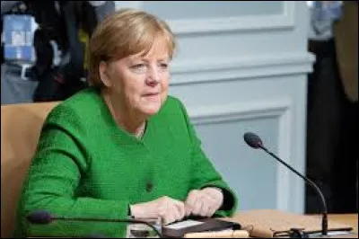 Combien d'années Angela Merkel a-t-elle été chancelière ?