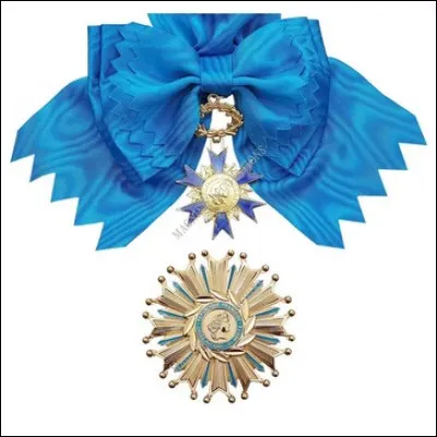 Quelle décoration reçoit le Premier ministre au bout de 6 mois de fonction ?