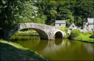 Nous faisons une halte sur ce petit pont au-dessus de la Rance, à Léhon. Ancienne commune Costarmoricaine, elle se situe en région ...