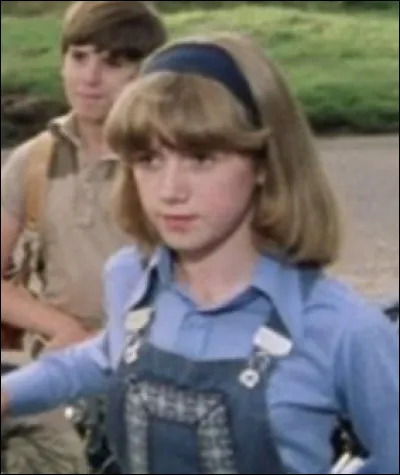 Voici Annie, la benjamine du groupe. Mais, sauras-tu trouver qui se cache derrière cette petite fille ?