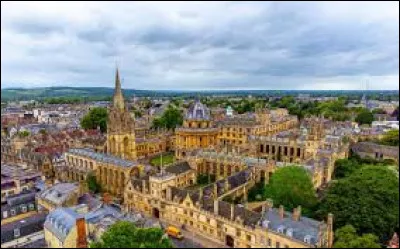 Quelle est cette ville de 160 000 habitants, située sur la Tamise au nord-ouest de Londres, célèbre pour son université ?