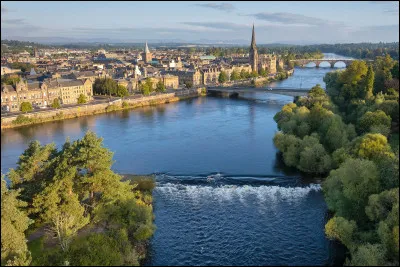 Quelle est cette ville de 50 000 habitants, située en Ecosse, bordée par le fleuve Tay ?