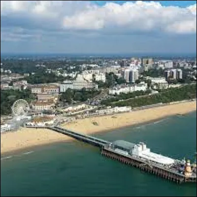 Quelle est cette ville de 170 000 habitants, située sur la côte sud de l'Angleterre, dans le comté de Dorset ?