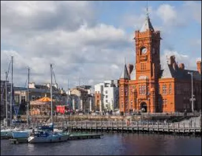 Quelle est cette ville de 300 000 habitants, capitale du pays de Galles ?