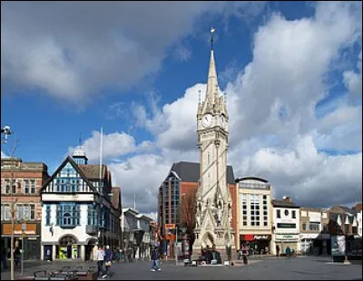 Quelle est cette ville de 320 000 habitants, située dans la région des Midlands de l'Est ?
