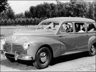 Combien de modèles Peugeot sont sortis depuis 1950 ? (environ)