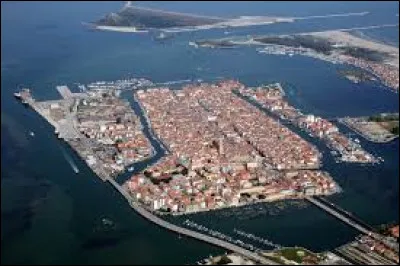 Quelle est cette ville de 50 000 habitants, situ&eacute;e sur une petite &icirc;le, entre la lagune de Venise et le delta du P&ocirc; ?
