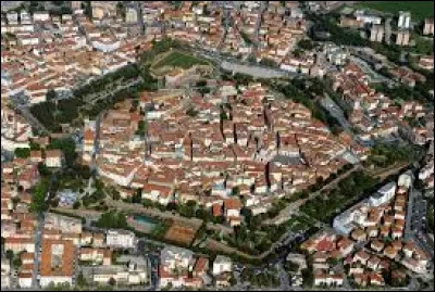 Quelle est cette ville de 80 000 habitants, situ&eacute;e dans le sud-ouest de la Toscane, connue pour son patrimoine et ses remparts ?