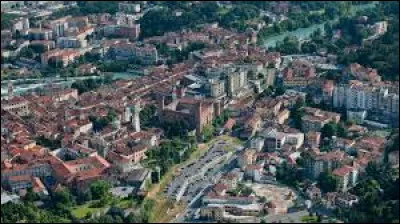 Quelle est cette ville de 24 000 habitants, situ&eacute;e dans le nord du Pi&eacute;mont, travers&eacute;e par la la Doire Balt&eacute;e ?