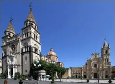 Quelle est cette ville sicilienne de 50 000 habitants situ&eacute;e au nord de Catane au pied de l'Etna ?