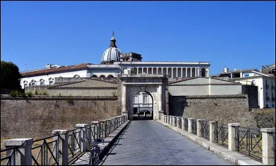 Quelle est cette ville de 17 000 habitants, situ&eacute;e en Campanie au nord de Naples dans la vall&eacute;e du Volturno et travers&eacute;e par l'antique via Appia ?