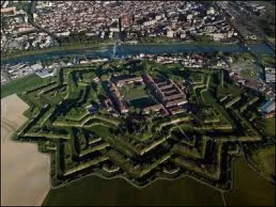 Quelle est cette ville de 90 000 habitants, ancienne place forte situ&eacute;e dans le sud-est du Pi&eacute;mont ?