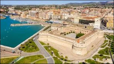 Quelle est cette ville de 50 000 habitants situ&eacute;e sur la c&ocirc;te de la mer Tyrrh&eacute;nienne, ancien port des Etats pontificaux ?